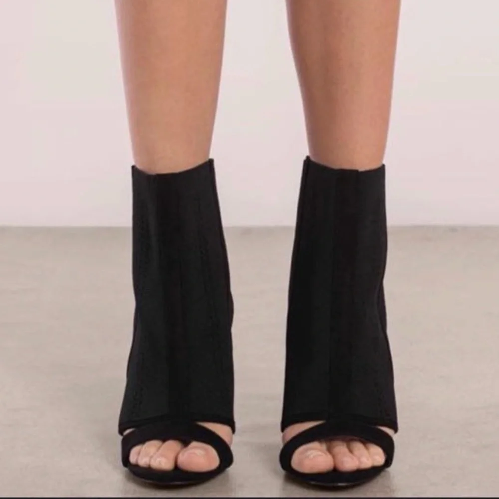 Elegant Black Ankle Boots with Clear Heels - Picture 2 of 7